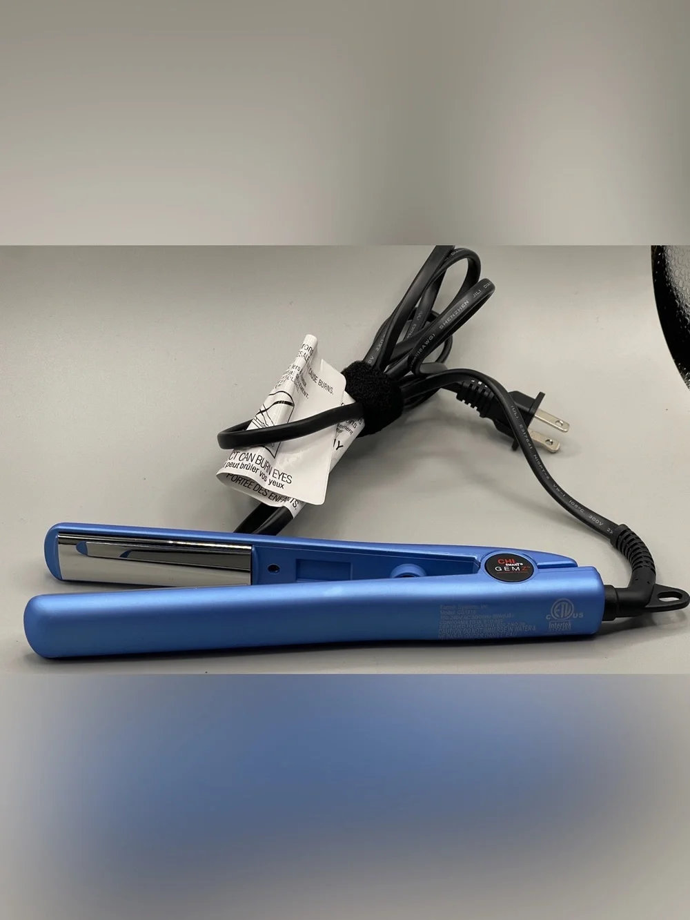 Get Salon quality results anywhere you go! This new lightweight flat iron combin